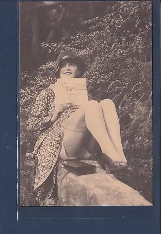 AK Erotik Frau sitzend auf Mauer