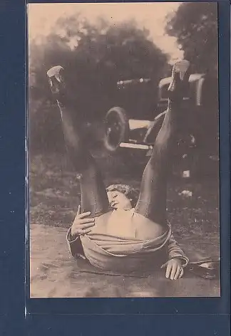 AK Erotik Frau liegend mit gespreizten Beinen 