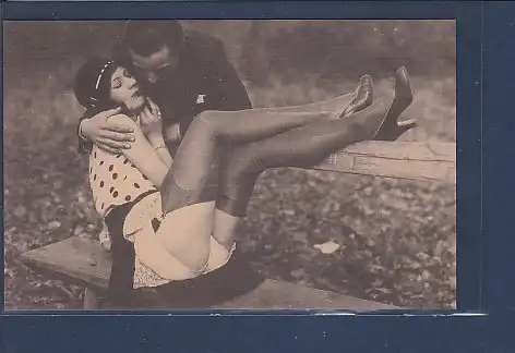 AK Erotik Pärchen sitzend - stehend auf Bank