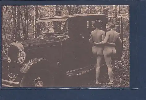 AK Erotik Zwei Frauen nackt von hinten am Auto