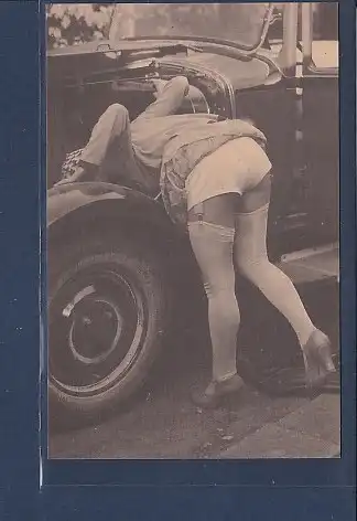 AK Erotik Frau stehend schaut unter die Motorhaube mit Strapse