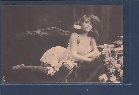 AK Erotik Frau liegend mit Zigarette