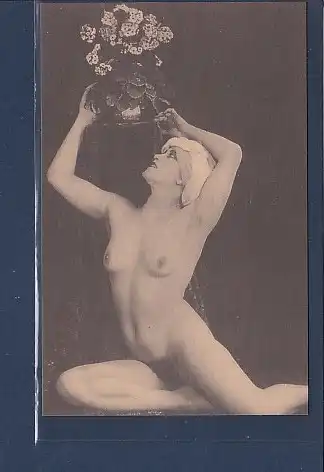 AK Erotik Frau sitzend nackt mit Blumen