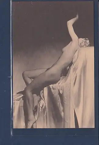 AK Frau sitzend nackt barbusig