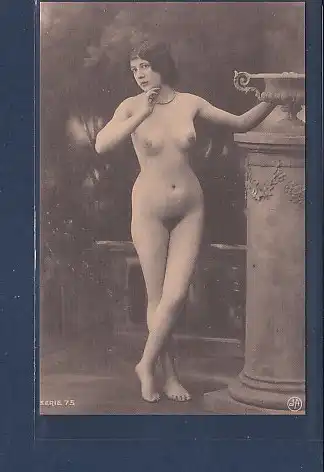 AK Erotik Frau nackt an Säule stehend barbusig