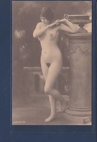 AK Erotik Frau nackt an Säule stehend