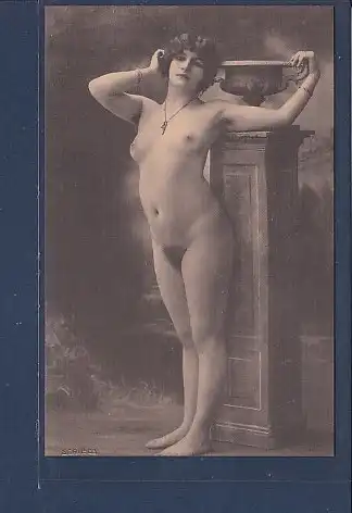 AK Erotik Frau nackt stehend an einer Säule