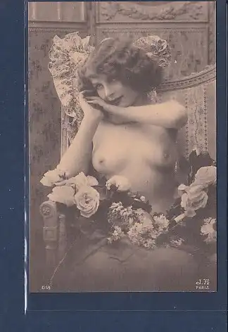 AK Erotik Frau sitzend mit Blumen barbusig