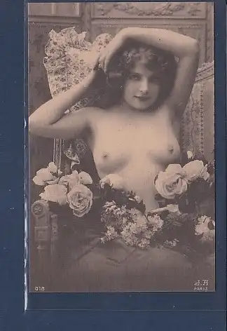 AK Erotik Frau sitzend mit Blumen barbusig