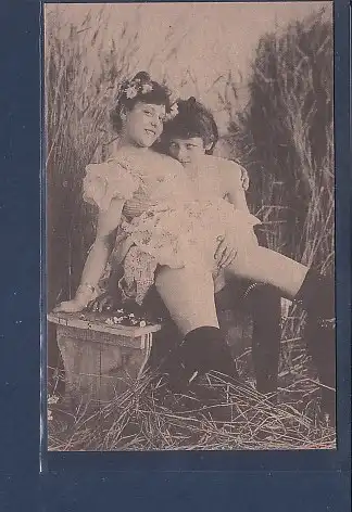 AK Erotik Zwei Frauen sitzend spielend - kuschelnd