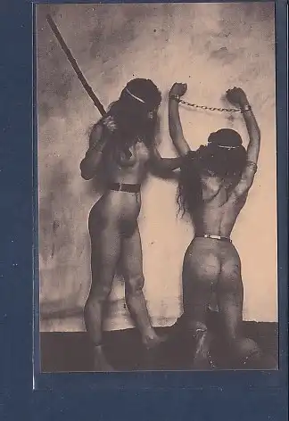 AK Erotik BDSM Zwei Frauen mit Ketten und Stock nackt