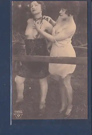 AK Erotik BDSM Zwei Frauen, Frau mit Kette um den Hals, barbusig