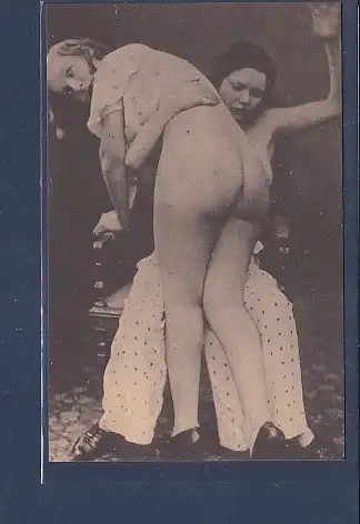 AK Erotik BDSM Zwei Frauen sitzend stehend, die stehende wird der Po verhauen