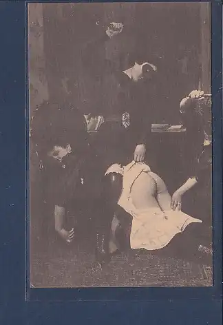 AK Erotik BDSM Frauen schlagen mit Stöcken eine dritte auf den nackten Po