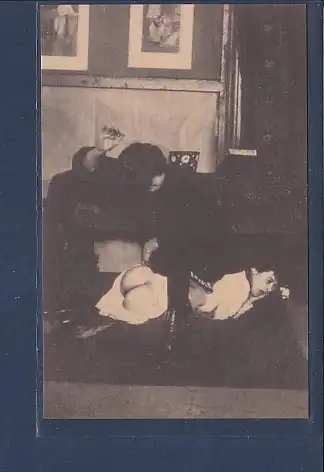 AK Erotik BDSM Mann schlägt Frau auf den nackten Po