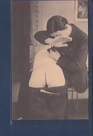 AK Erotik BDSM Mann schlägt eine Frau auf den nackten Po mit der Hand