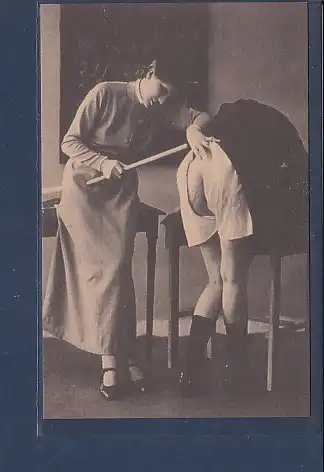 AK Erotik Frau wird von zweiter Frau mit Stock auf den nackten Po geschlagen