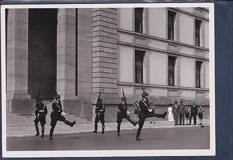 AK Berlin Ablösung der SS Wache vor dem Eingang zur Reichskanzlei in der Voßstraße 1940