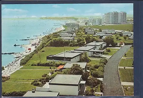 [Ansichtskarte] AK Großenbrode Bungalow Siedlung im Hintergrund Appartementhäuser 1980. 
