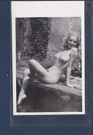 [Ansichtskarte] Foto Nackte Frau sitzend auf Bank, Blond. 
