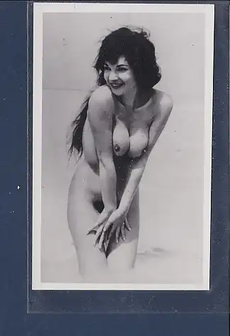 [Ansichtskarte] Foto Nackte Frau stehend dunkelhaarig. 