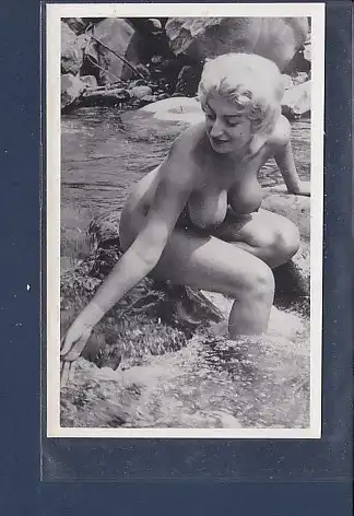 [Ansichtskarte] Foto Nackte Frau sitzend im Wasser. 