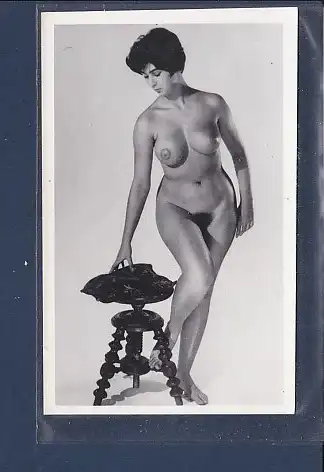 [Ansichtskarte] Foto Nackte Frau stehend mit Hocker. 