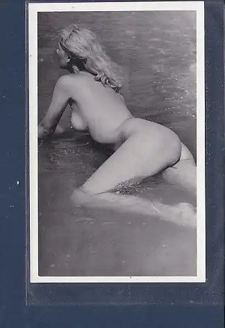 [Ansichtskarte] Foto Nackte Frau liegend im Wasser. 