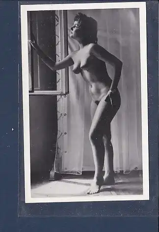 [Ansichtskarte] Foto Nackte Frau stehend am Fenster. 