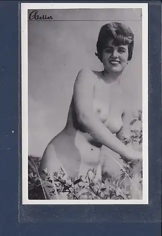 [Ansichtskarte] Foto Nackte Frau stehend. 