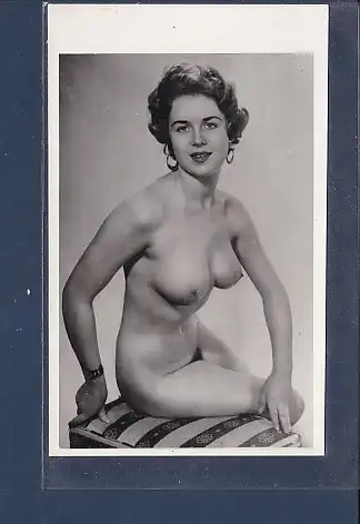 [Ansichtskarte] Foto Nackte Frau sitzend. 