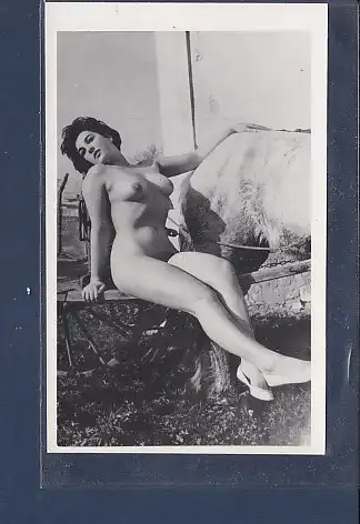 [Ansichtskarte] Foto Nackte Frau sitzend auf einer Bank, Dunkelhaarig. 
