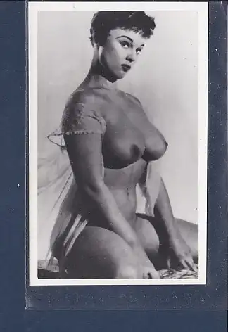 [Ansichtskarte] Foto Nackte Frau sitzend barbusig. 
