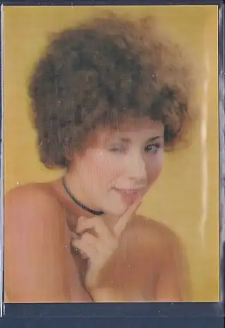 [Ansichtskarte] 3D Karte Frau mit zwinkernen Augen 1970. 