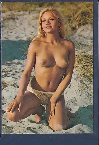 [Ansichtskarte] AK Barbusige Frau kniende am Strand 1970. 