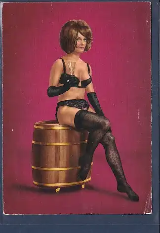 [Ansichtskarte] AK Frau in Dessous sitzend auf Fass 1970. 