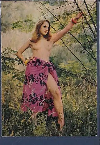 [Ansichtskarte] AK Frau stehend barbusig 1970. 