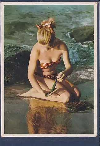 [Ansichtskarte] AK Frau in Bikini sitzend im Wasser 1957. 
