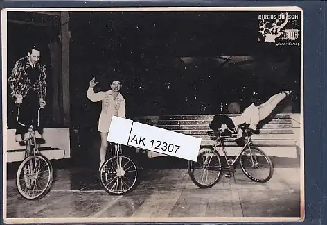 [Ansichtskarte] Photo AK Circus Busch Balancieren auf Fahrrädern Komischer Radfahrakt 1960. 