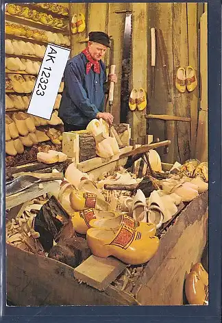 [Ansichtskarte] AK Holland Holzschuhmacher in seiner Werkstätte 1970. 
