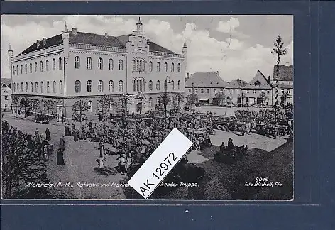 [Ansichtskarte] AK Zielenzig Rathaus und Marktplatz mit parkender Truppe 1939. 