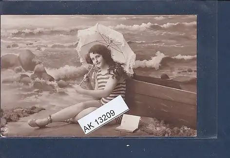 [Ansichtskarte] Photo AK Frau am Strand am Boot gelehnt in Bademode 1920. 