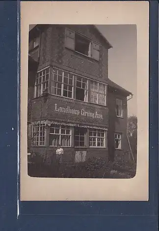 [Ansichtskarte] Photo AK Landhaus Grüne Aue Junge steht vor dem Haus. 