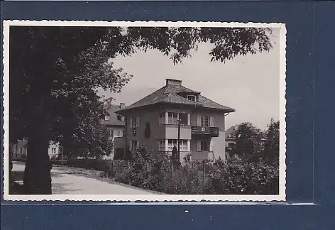 [Ansichtskarte] Photo AK Wohnhaus mit Fahnenschmuck am Balkon und Fenster. 