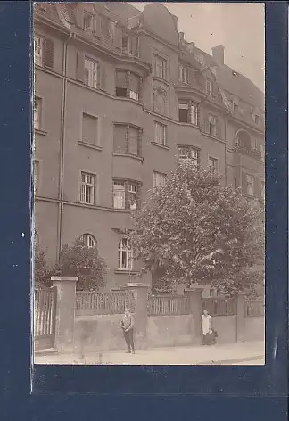 [Ansichtskarte] Photo AK Wohnhaus Kinder stehen an der Mauer ( Augsburg). 