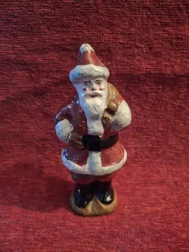 Alte Massefigur Weihnachtsmann mit Sack auf dem Rücken 13cm hoch