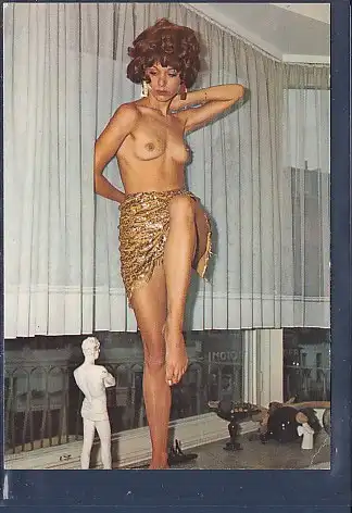 [Ansichtskarte] AK Erotik Frau barbusig mit Rock stehend. 