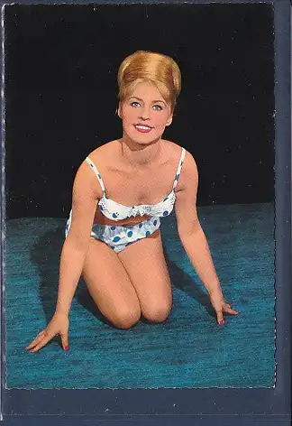 [Ansichtskarte] AK Erotik Frau kniend auf einem Teppich in Dessous. 