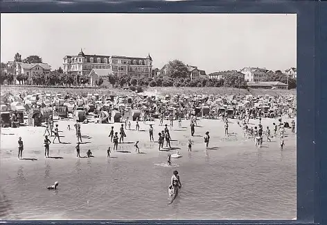 [Ansichtskarte] AK Seebad Ahlbeck - Strandleben im Hintergrund FDGB Heim Bernhard Göring 1974. 