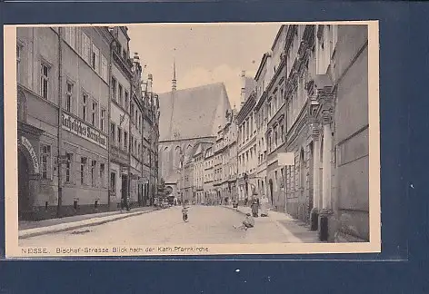 [Ansichtskarte] AK Neisse Bischof Strasse Blick nach der Kath. Pfarrkirche 1930. 